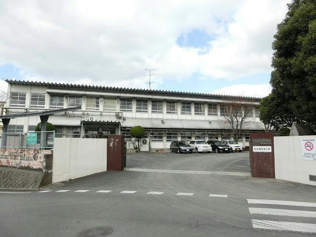 中学校　上津役中学校（中学校）まで680m