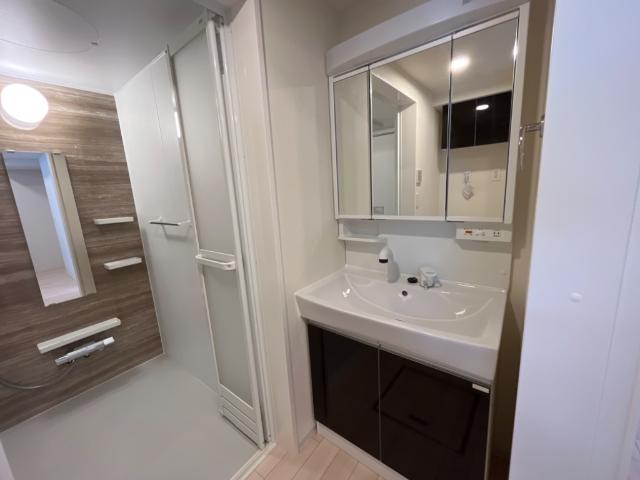 洗面設備　ゆったりとスペースのある洗面所