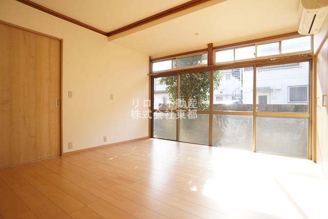 居室・リビング　南向きなので暖かな日差しが入りますね♪