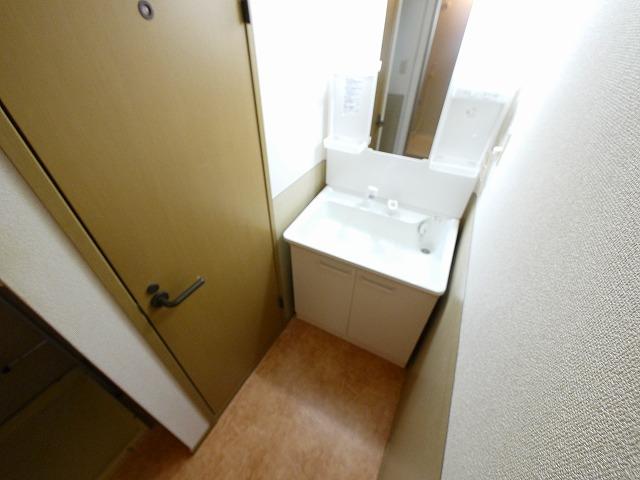 バス・シャワールーム　明るい洗面所です