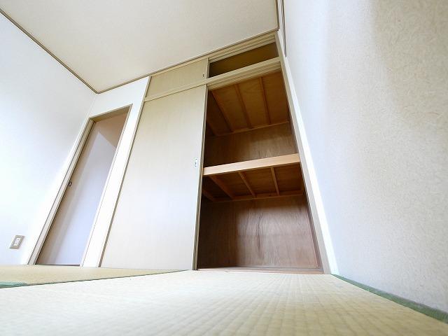 玄関　たっぷりとした収納スペースです