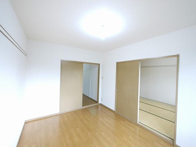 収納　明るい洋室です