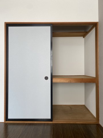 収納　洋室6帖　奥　収納