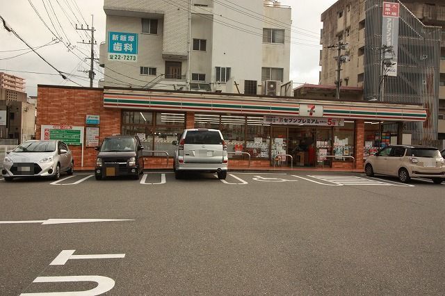 コンビニ　セブンイレブン飯塚市役所前（コンビニ）まで750m