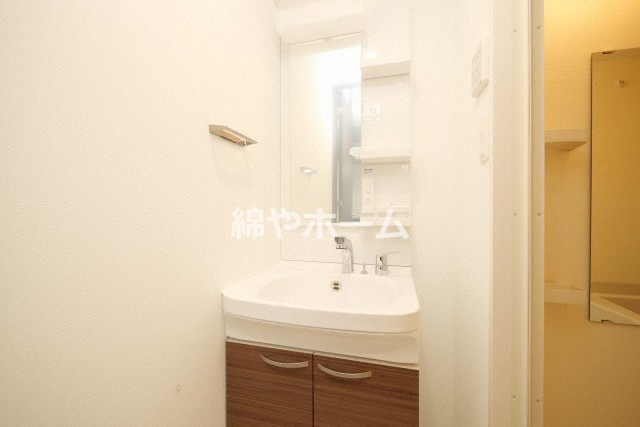 洗面設備　明るい洗面所です