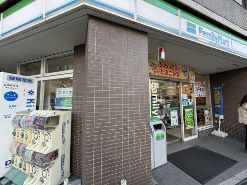 コンビニ　ファミリーマート 大国三丁目店（コンビニ）まで592m