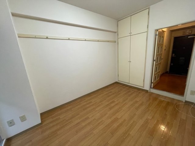 居室・リビング　同マンション他部屋。反転タイプ