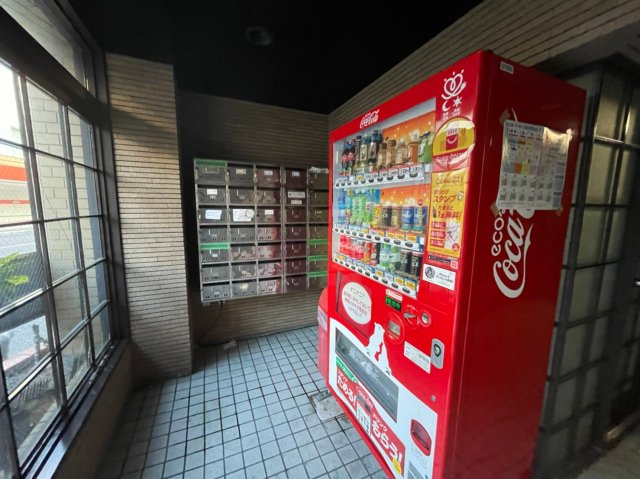 エントランス　同マンション他部屋。反転タイプ