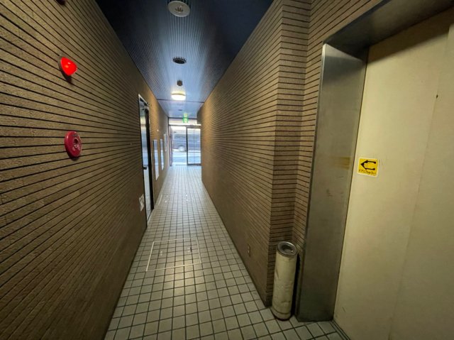 ロビー　同マンション他部屋。反転タイプ