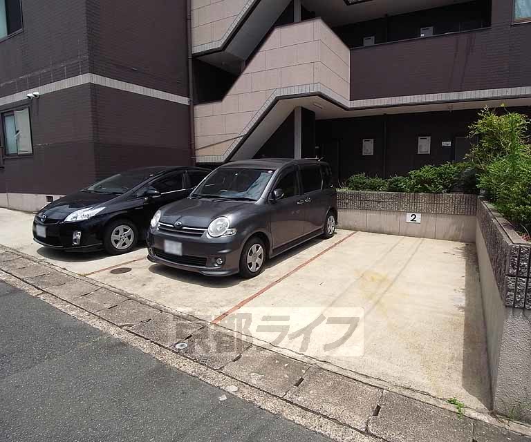 駐車場　ガレージが敷地内で安心、便利です。