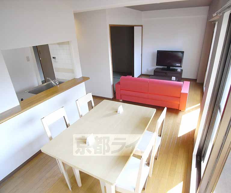 居室・リビング　ダイニングテーブル、ソファー、テレビが置けちゃう広さ。