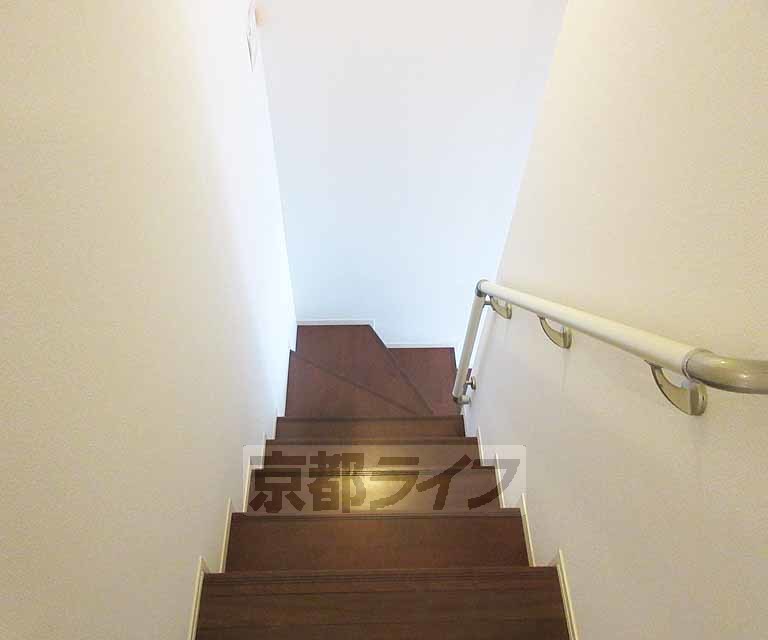 その他部屋・スペース　玄関開けたらすぐ階段です