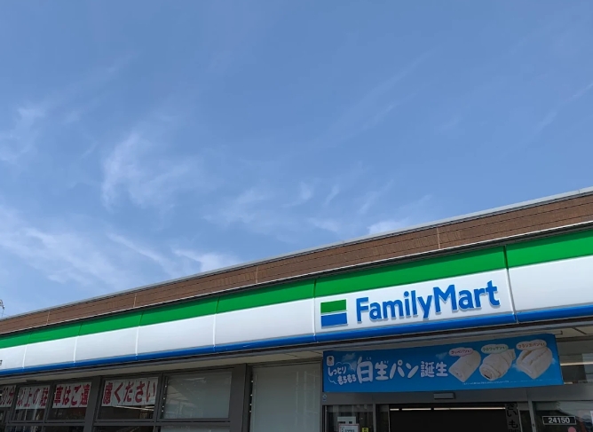 コンビニ　ファミリーマート蕨塚越三丁目店（コンビニ）まで807m