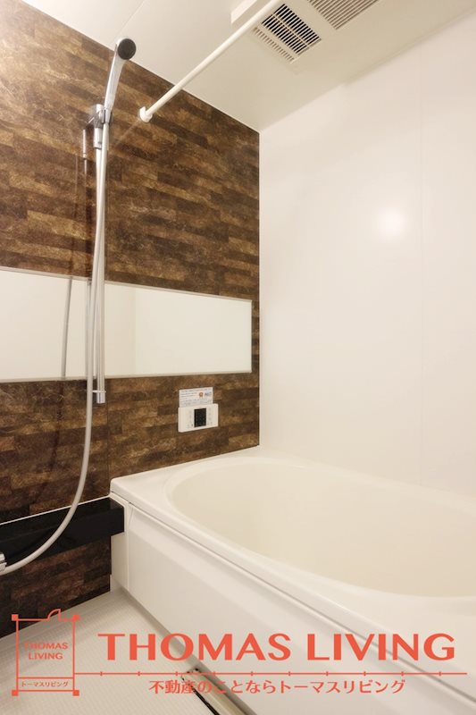 バス・シャワールーム　壁がおしゃれな、ゆったりとした浴室です。