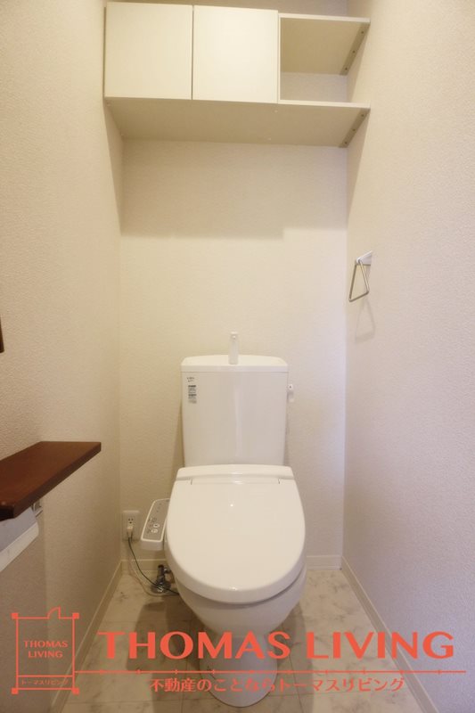 トイレ　収納棚・温水洗浄便座付きのトイレです。