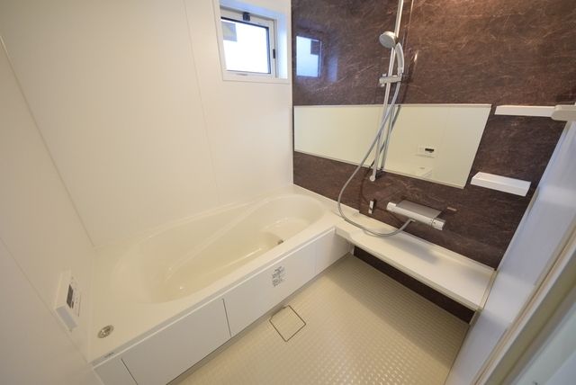 バス・シャワールーム　広々としたバスタブ