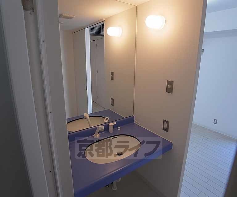 洗面設備　大きなミラーなので身支度にも便利です。