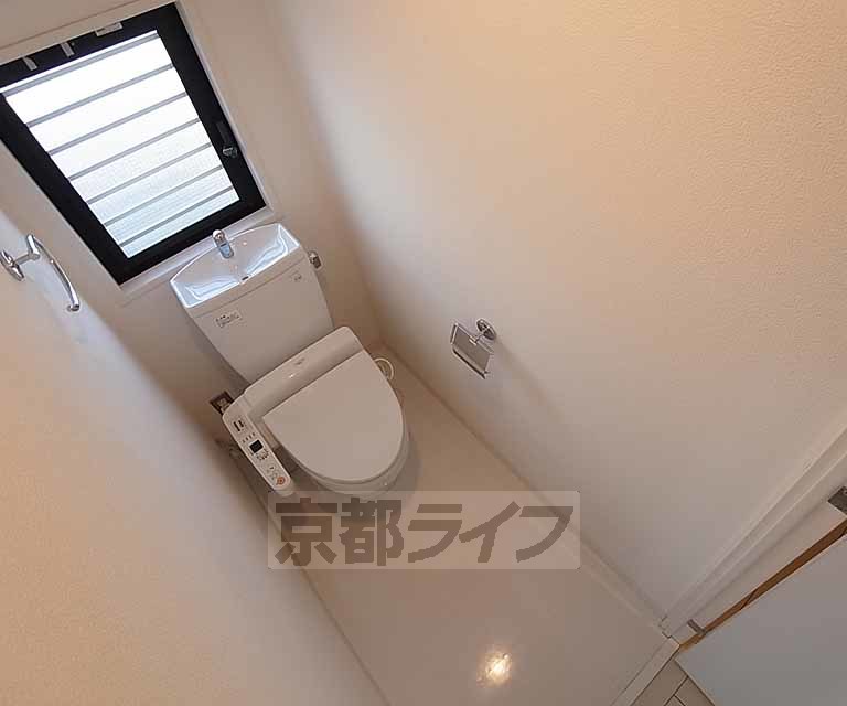 トイレ　ウォシュレット完備です。