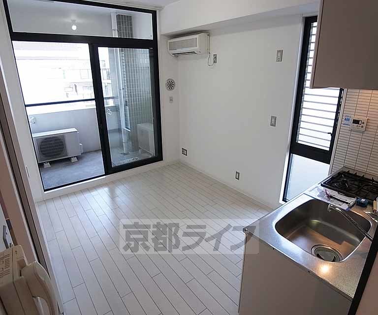 居室・リビング　窓が大きめで明るいお部屋です。