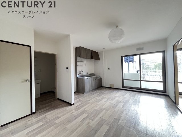 居室・リビング　床色が明るい色合いで、とてもきれいです。