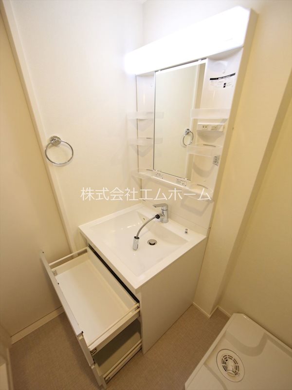 洗面設備　脱衣所　独立洗面台（シャンプードレッサー付）収納スペース有