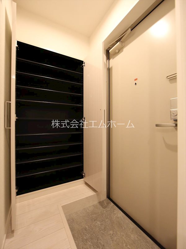 玄関　玄関　シューズボックス付（収納充実してます）