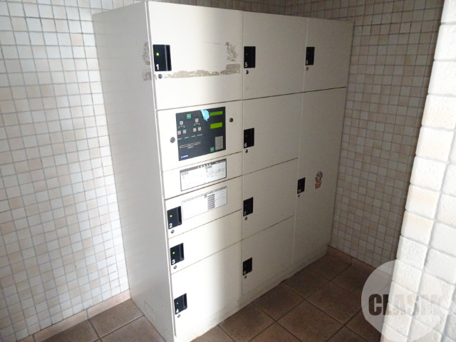 エントランス　留守中の荷物の受け取りは宅配ＢＯＸで♪