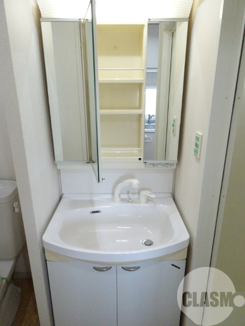 洗面設備　鏡を開くと収納があります♪