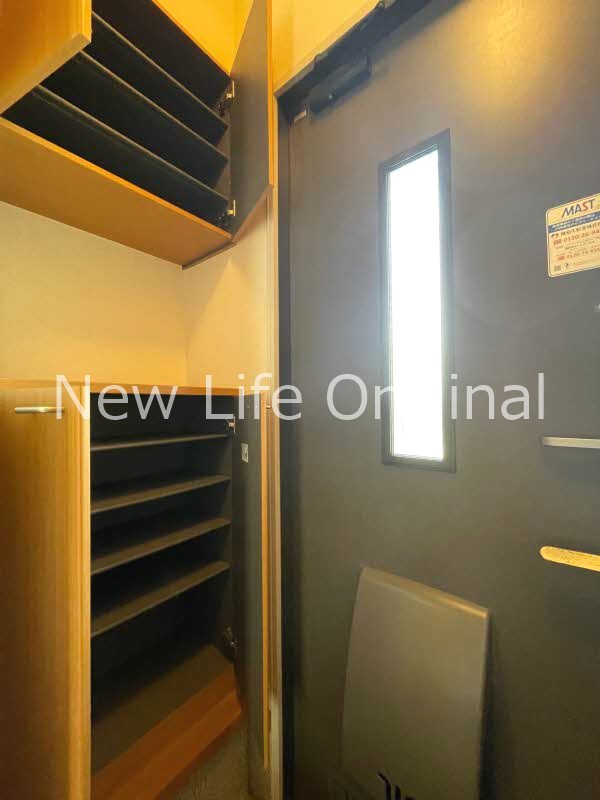 玄関　上下に分かれた使い勝手の良いシューズボックス