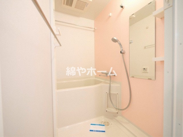 バス・シャワールーム　コンパクトで使いやすいお風呂です