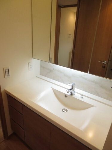 洗面設備　使いやすい洗面台ですね。