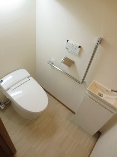 トイレ　トイレには手洗い場もございます。