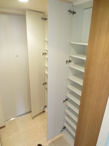 玄関　玄関収納も充実しています。