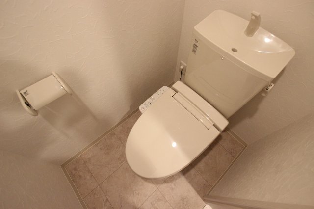トイレ　同物件別号室のものです。