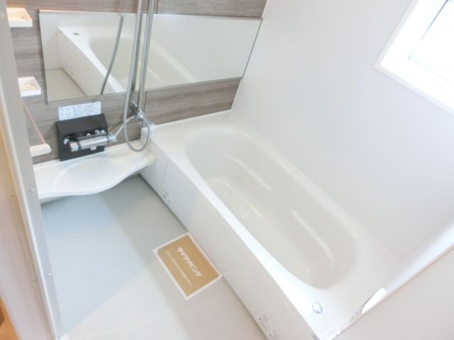 バス・シャワールーム　清潔感のあるバスルームです。