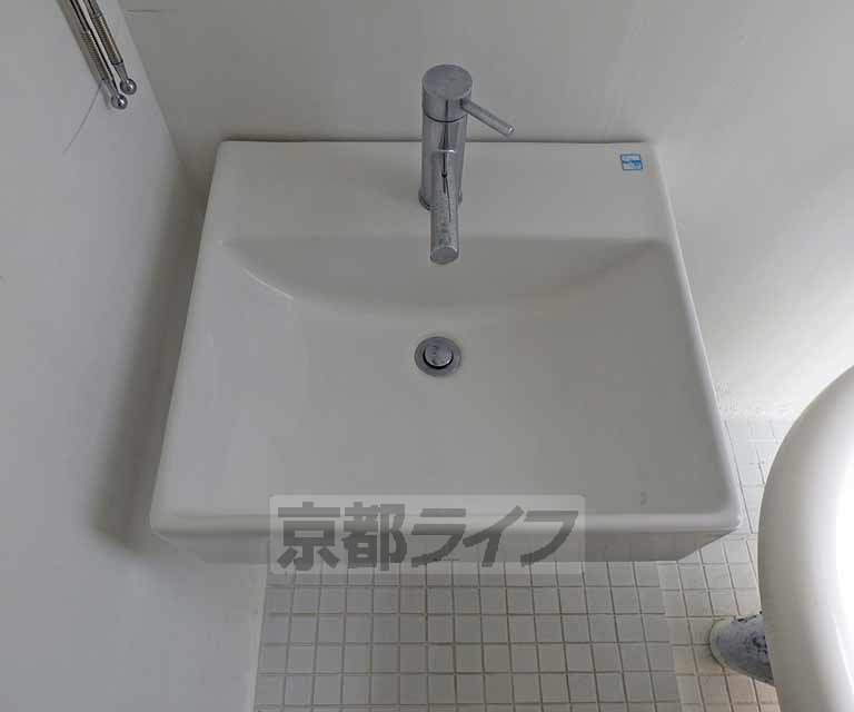 洗面設備　清潔感のある洗面台です。