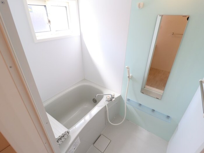 バス・シャワールーム　追い焚き給湯式浴室（小窓・浴室換気乾燥機付）