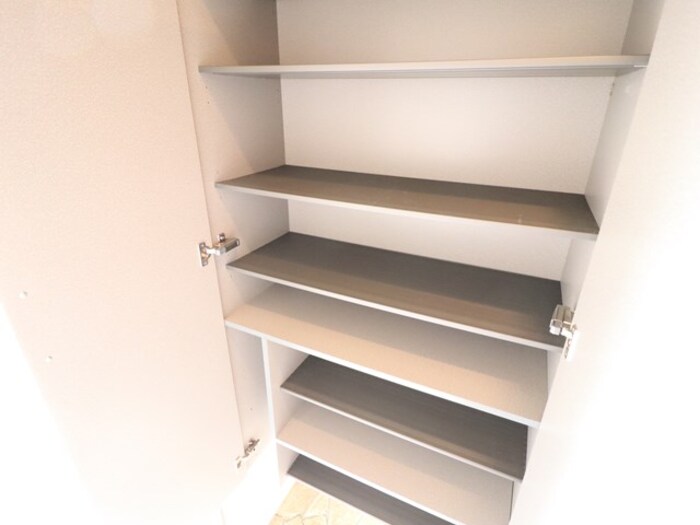 玄関　トールタイプの姿見付シューズボックス