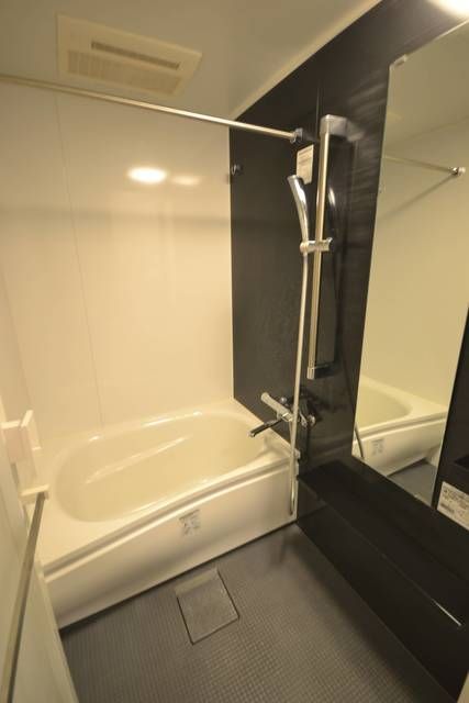 バス・シャワールーム　こちらの物件はお部屋ごとにフローリング・壁紙・キッチン・バ…