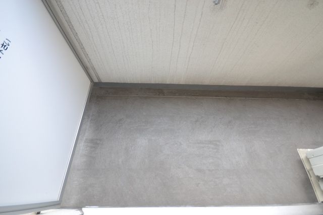 バルコニー　こちらの物件はお部屋ごとにフローリング・壁紙・キッチン・バ…