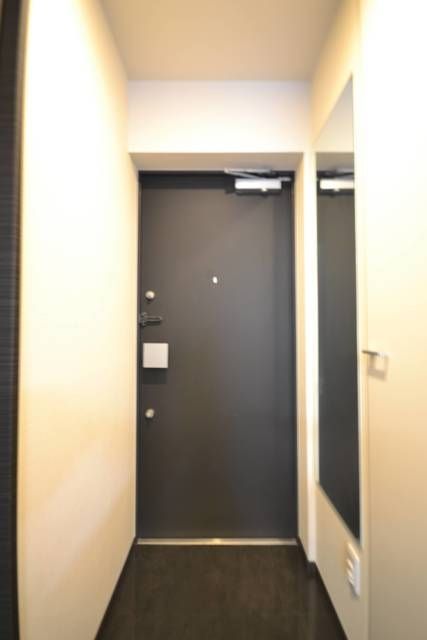 玄関　こちらの物件はお部屋ごとにフローリング・壁紙・キッチン・バ…