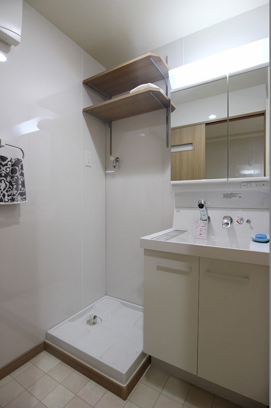 洗面設備　オシャレなシャンプードレッサーがあります。棚付き。