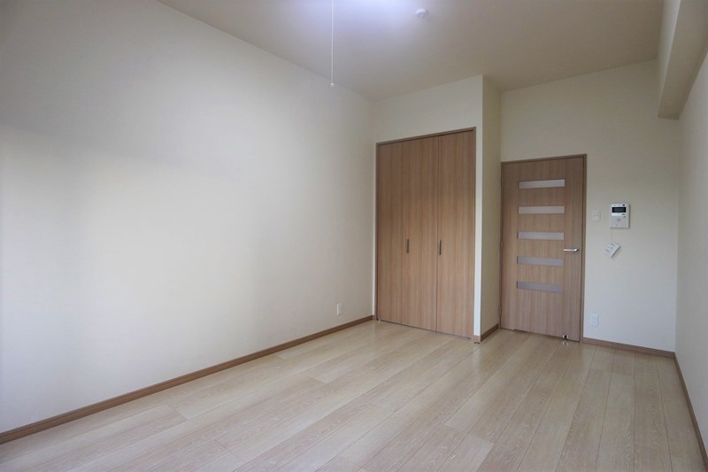 居室・リビング　縦に長く、家具の配置がしやすいお部屋。窓も大きくて明るい。