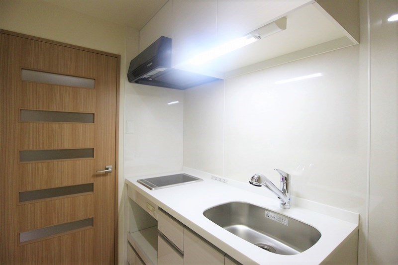 キッチン　2口のIHヒーター付きです。下にはオーブンが置けるスペース。