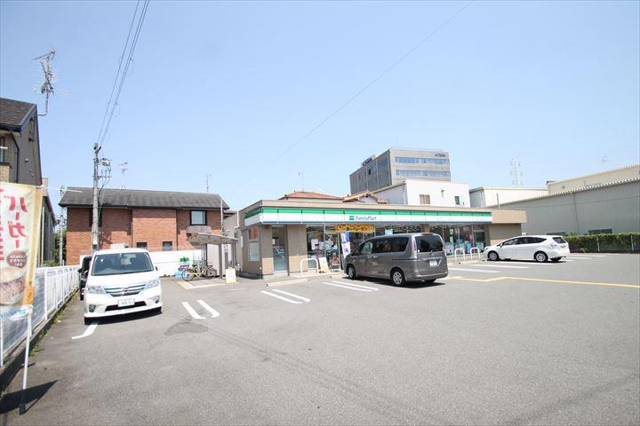 コンビニ　ファミリーマート（コンビニ）まで690m