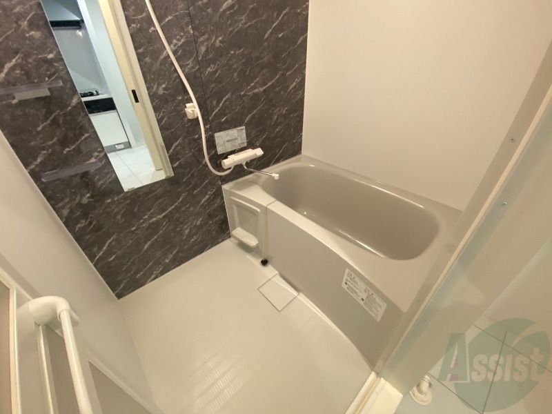 バス・シャワールーム　バスルームは狭すぎず、シャワーも浴びやすそうです。