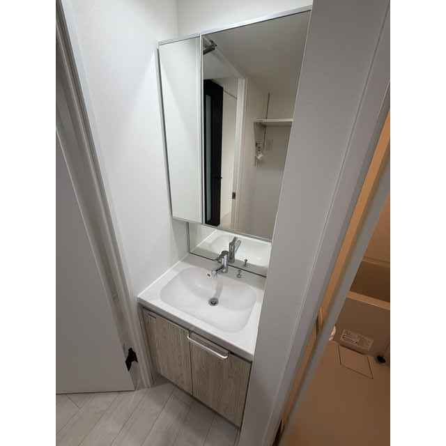 洗面設備　ゆったりとスペースのある洗面所