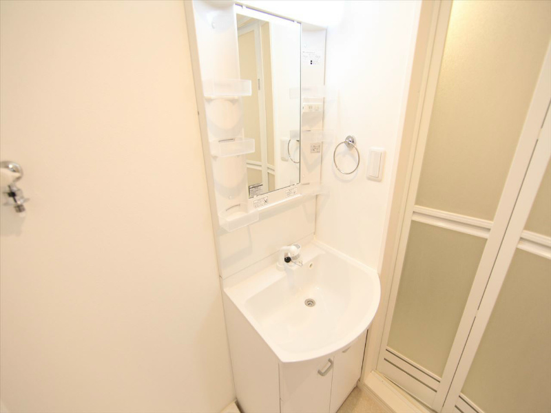 洗面設備　脱衣所　独立洗面台（シャンプードレッサー付）収納スペース有