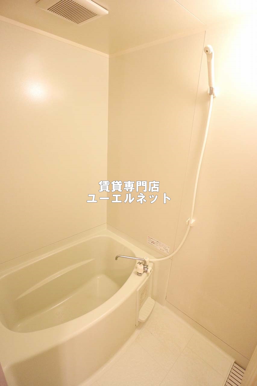 バス・シャワールーム　ゆったりとしたバスルーム