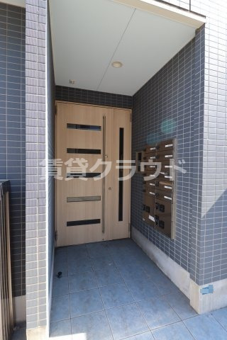 エントランス　おしゃれな木の扉を通ってお部屋に入ります！